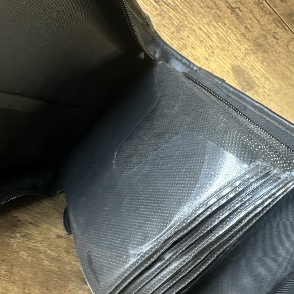 Vintage Case Logic 32 CD Soft Case Holder Faux Leather DVD Or Game Fast Shipping - Picture 4 of 8